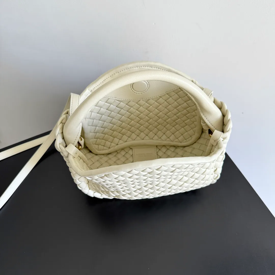 Batch 1760 BOTTEGA VENETA's new mini COBBLE bag. This season's mini Cobble series brings a new style of handbag. The body of the bag resembles the shape of a "Yuanbao", giving you good luck throughout autumn and winter! This Yuanbao bag is made of three pieces of quilted cotton and has an unlined body, showing its quiet power. The bag is carefully designed to create a three-dimensional look. The joints and edges are decorated with lambskin strips to create a sense of simplicity. The handbag is not lined, so you can directly appreciate the consistent lambskin on the outside and inside. It is beautiful both inside and outside. The top handle of this handbag is made of leather-wrapped rope and is quite sturdy. The detachable shoulder strap is secured by a leather buckle inside the bag. Can be carried by hand, carried on the shoulder or cross-body, very easy to match! Style number: 805739 Size: 23*11*8cm